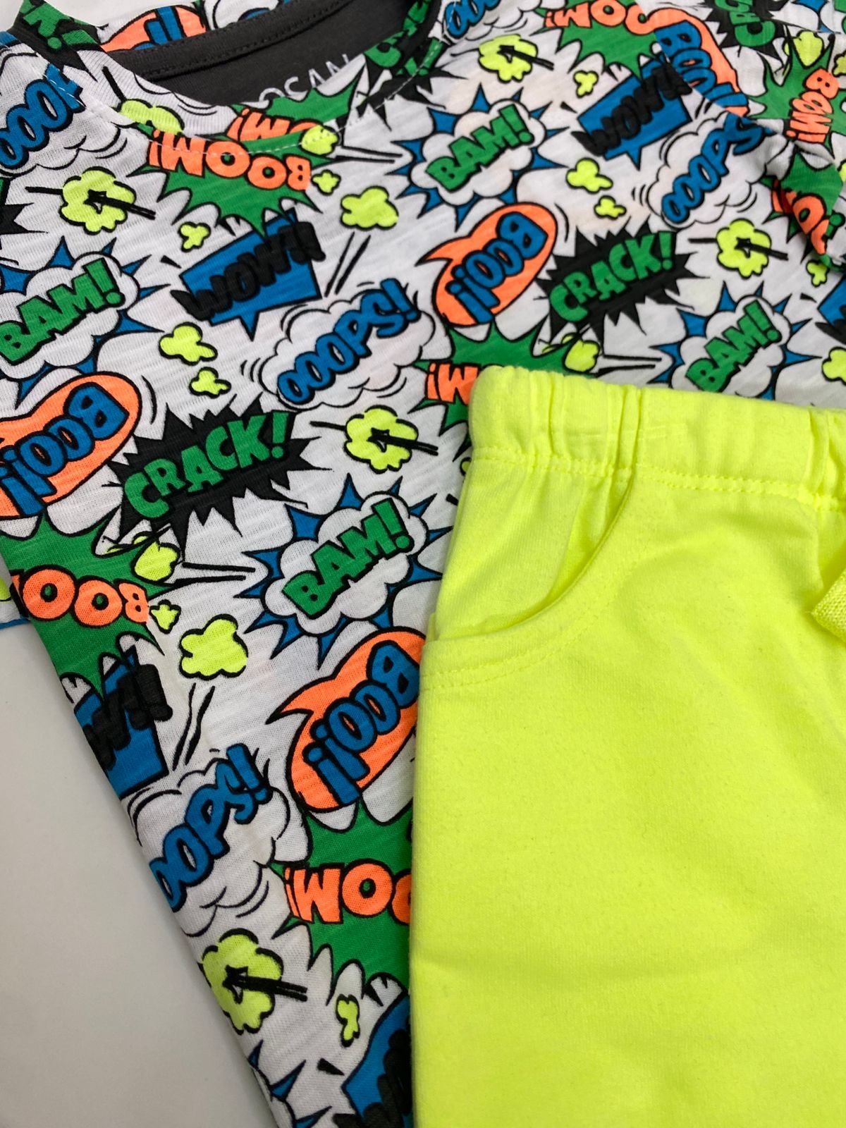 Set camiseta blanca con short amarillo