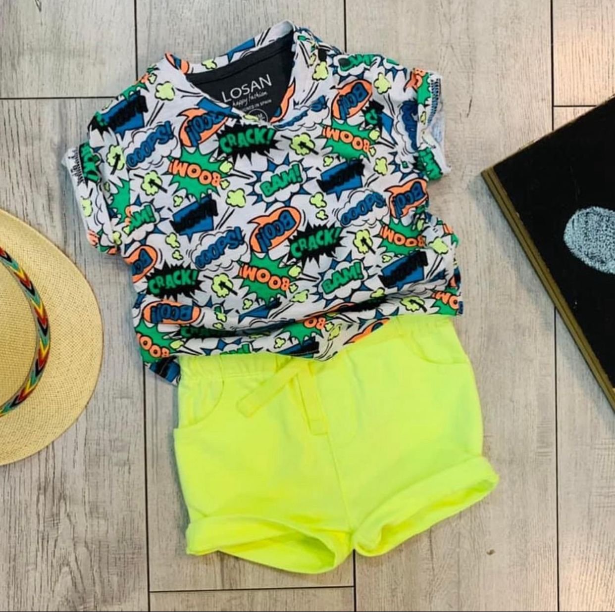 Set camiseta blanca con short amarillo