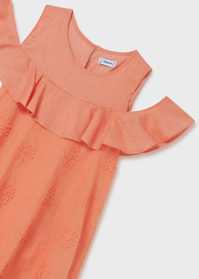vestido falda bordada, hombro descubierto, color coral