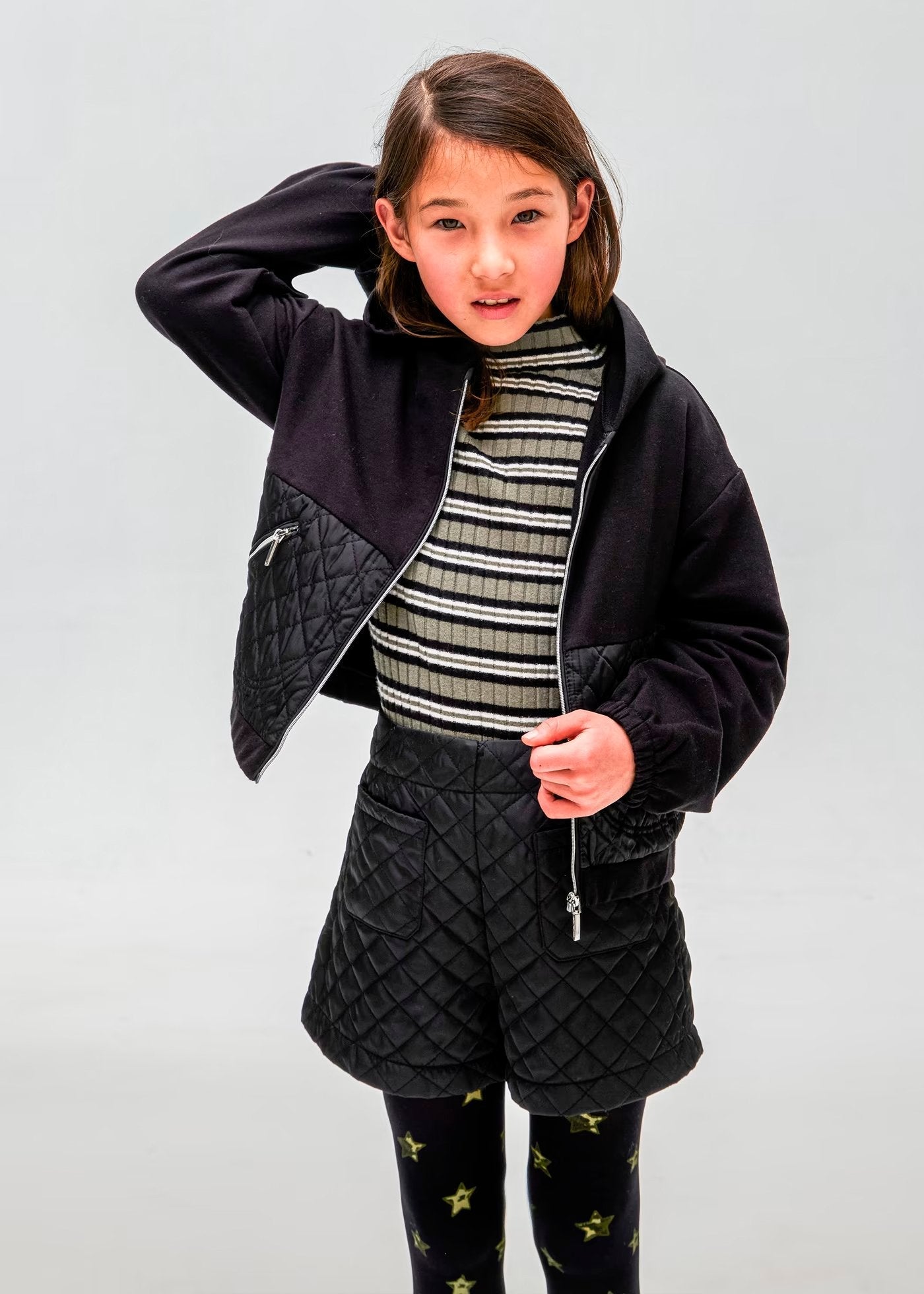 chamarra combinada color negro, capucha, mayoral