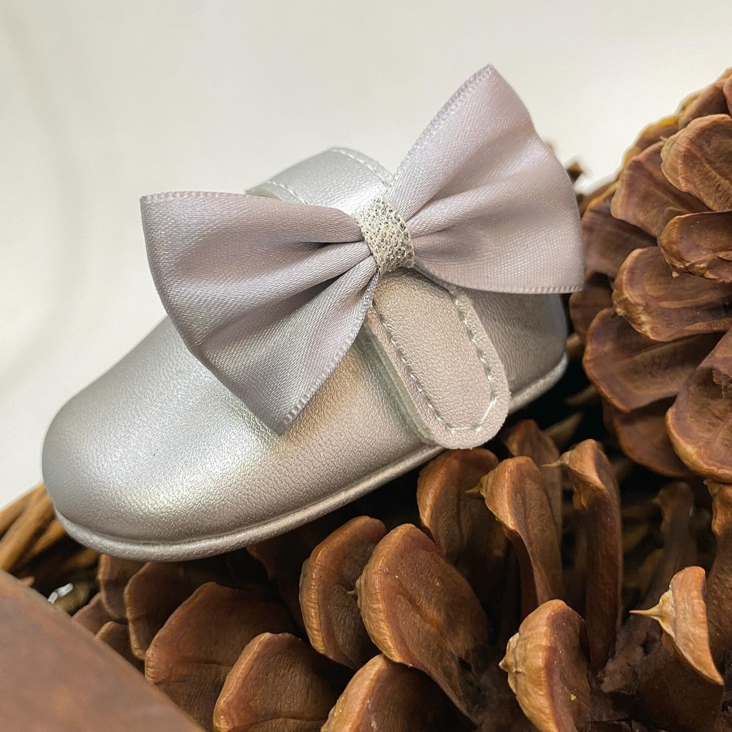 zapato plata con moño de listón