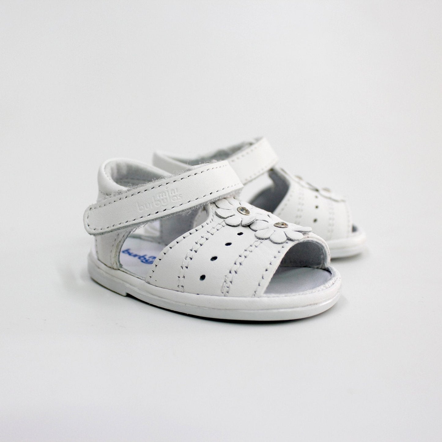 huarache color blanco, con dos flores. cierre velcro