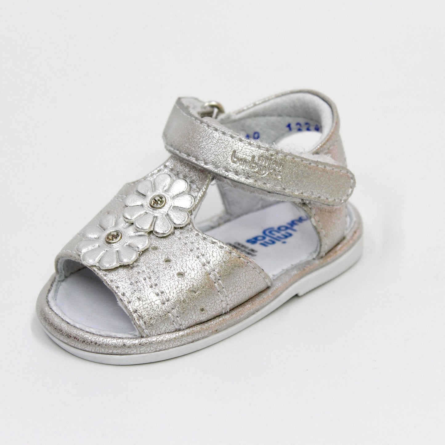 huarache color plata, con dos flores. cierre velcro