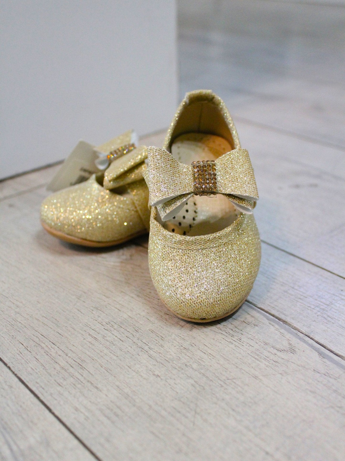 zapato color oro con moño al frente