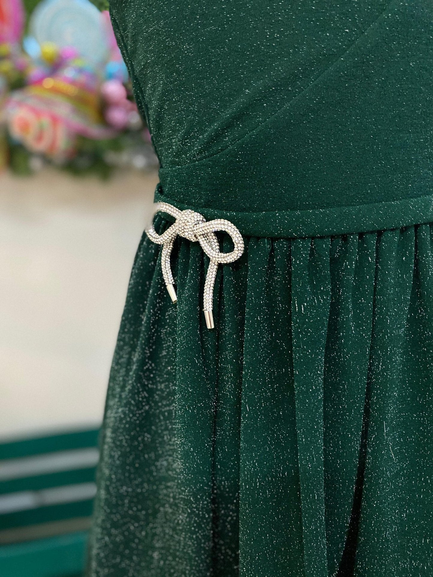 vestido verde con destellos metálicos