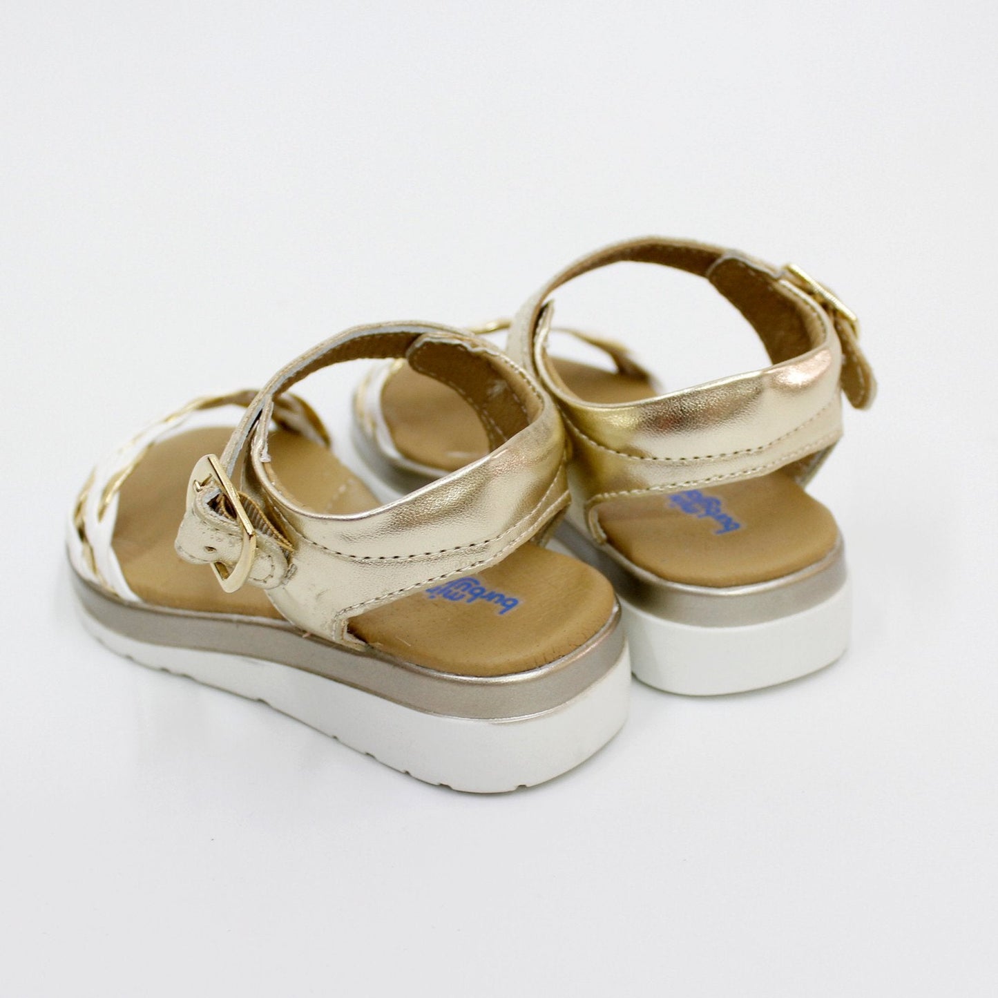 huarache trenza blanco y oro, cierre con hebilla