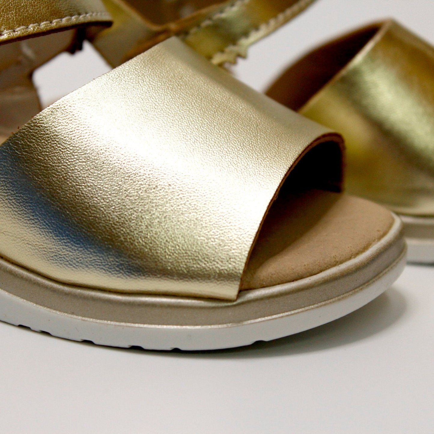 huarache color oro, tira ancha con hebilla