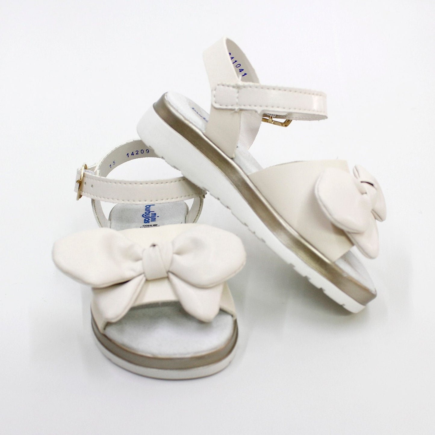 huarachito con moño color hueso, hebilla dorada