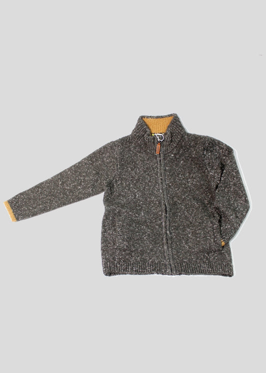 suéter gris, cuello mao, detalle mostaza en mangas