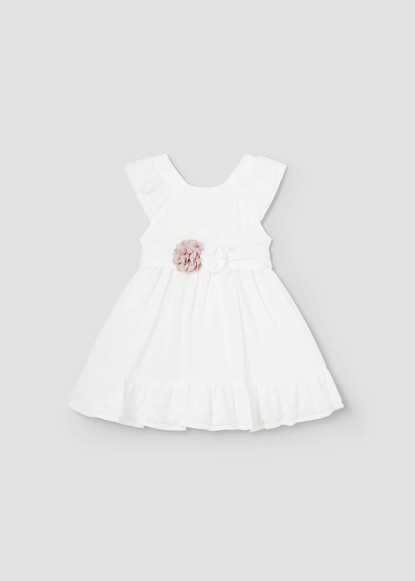 vestido ceremonia con fajin, y olan en la falda color blanco y flor rosa