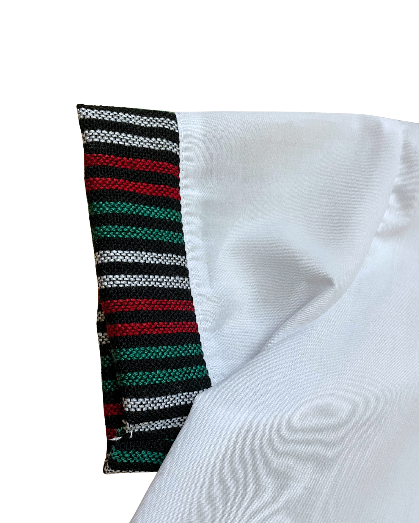 Camisa blanca con elementos patrios, manga cambaya a rayas tricolor
