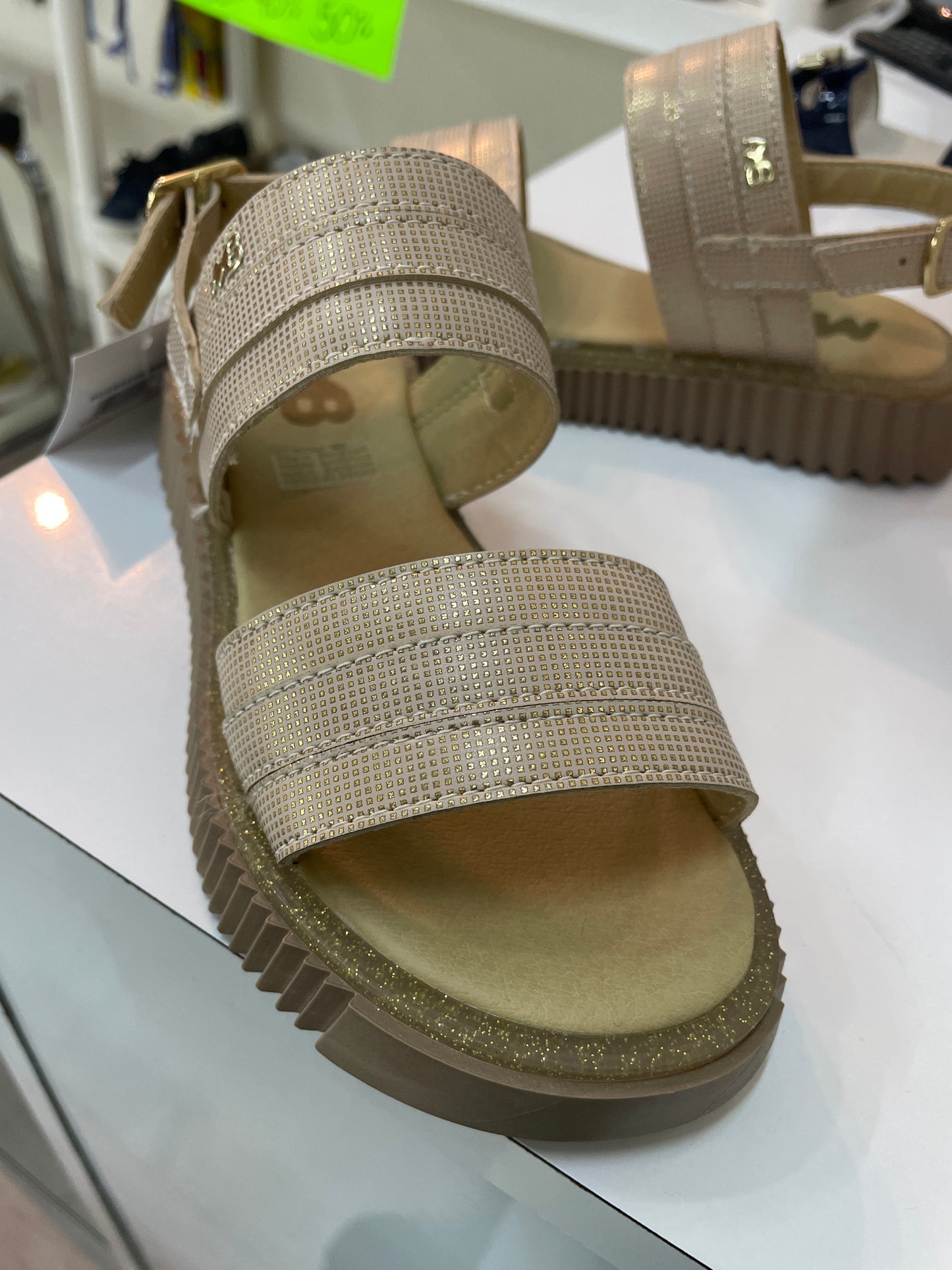 Huarache Beige 6 tiras, tonos oro, suela alta