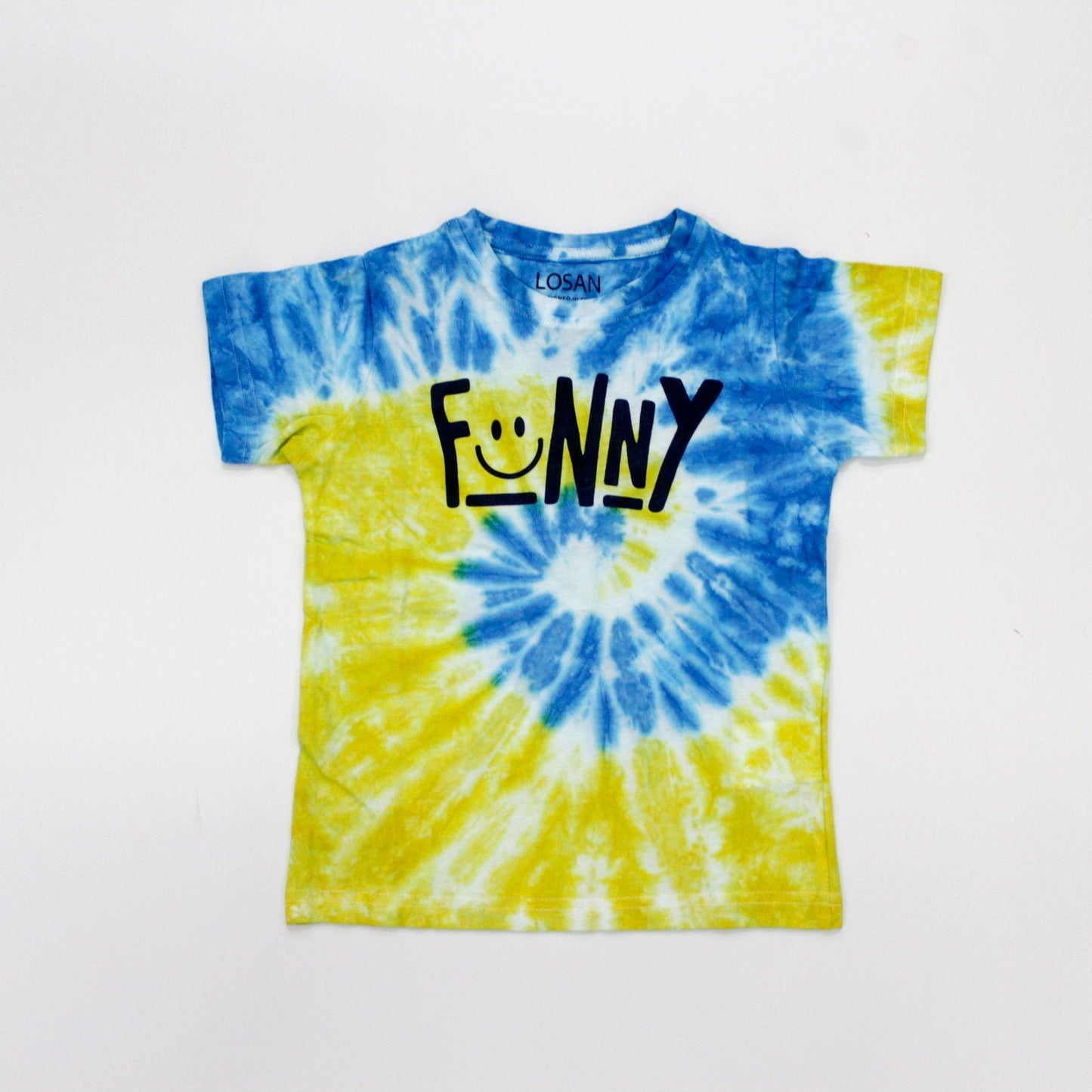 camiseta tie dye y short denim