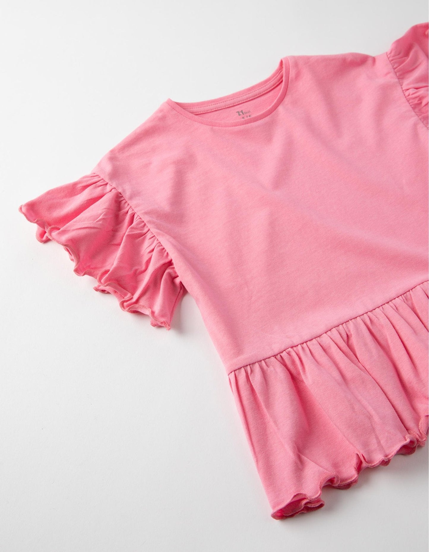 camiseta con volantes en manga