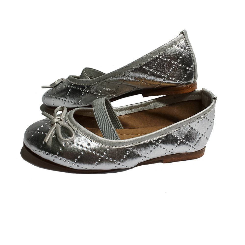 zapato color plata con moño al frente