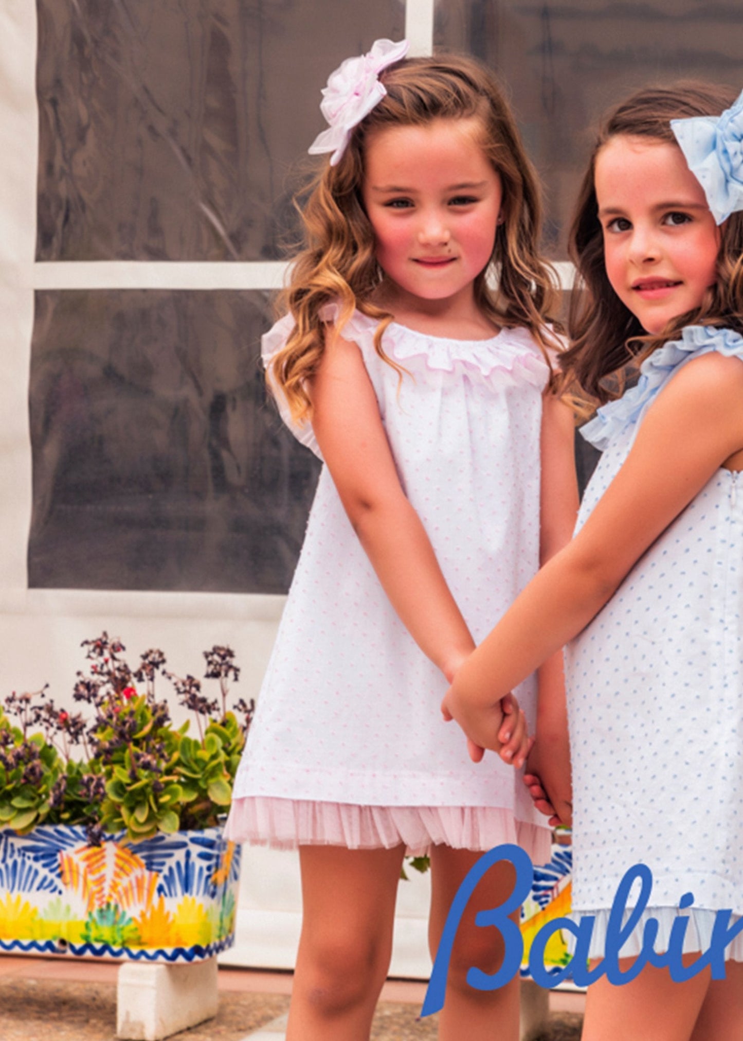 Vestido blanco con puntos rosas, olan de mesh en el cuello y orilla