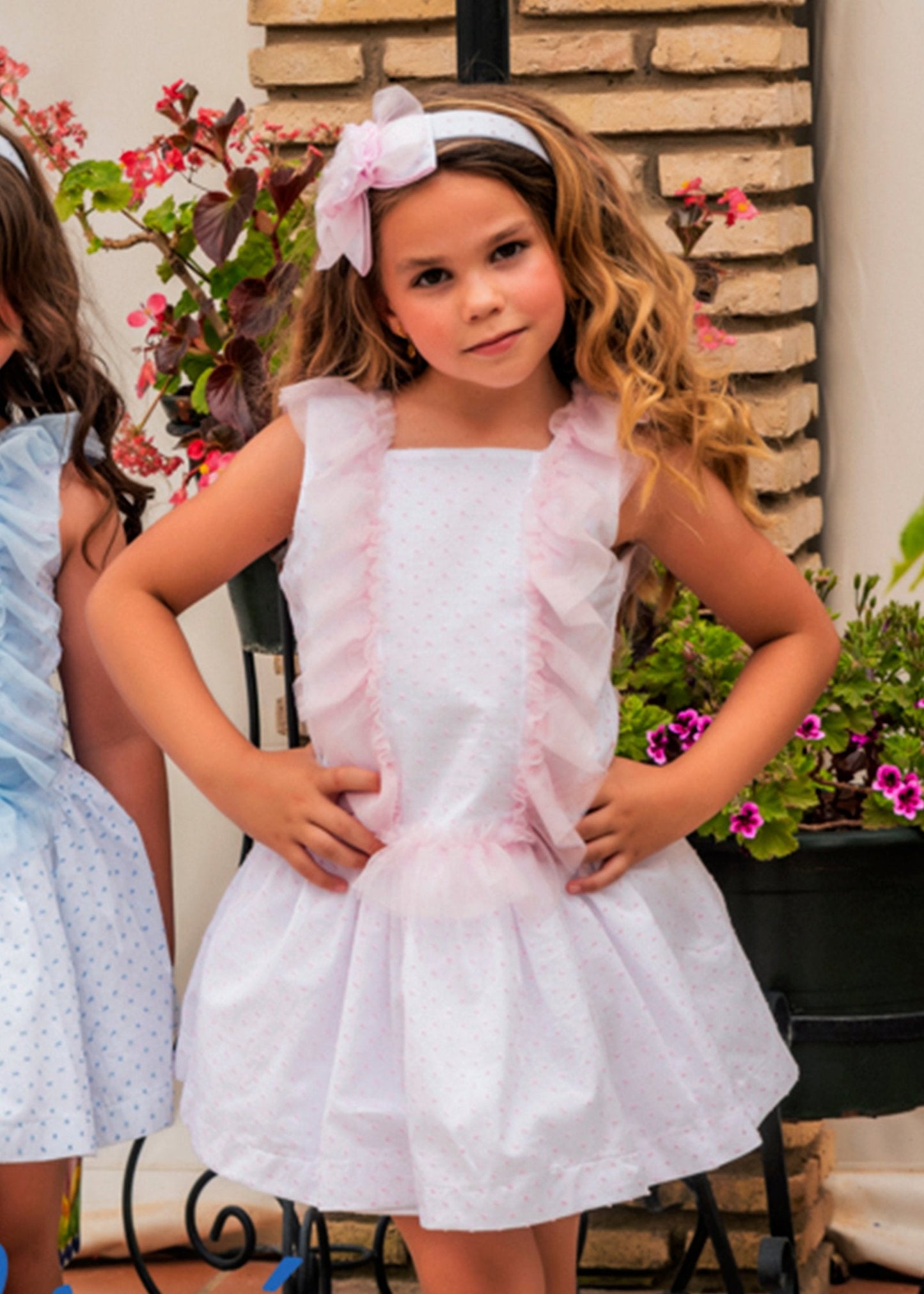 vestido blanco puntos rosas