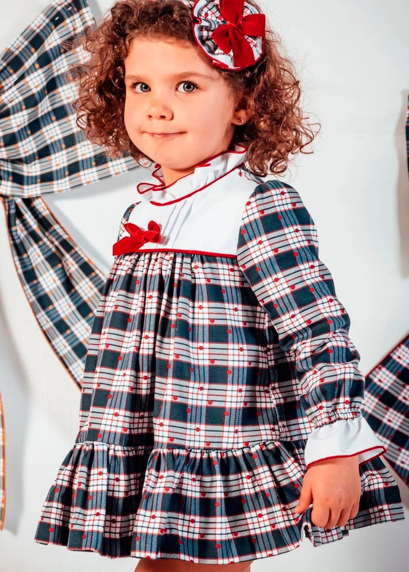vestido a cuadros rojo y azul, peto blanco, marca babine