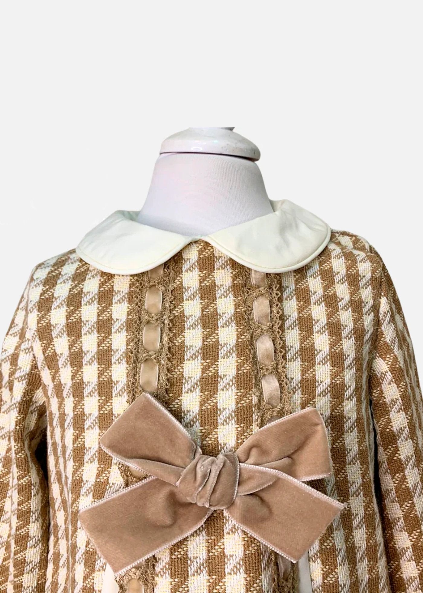 vestido camel, 2 patoles en la parte de enfrente, babiné