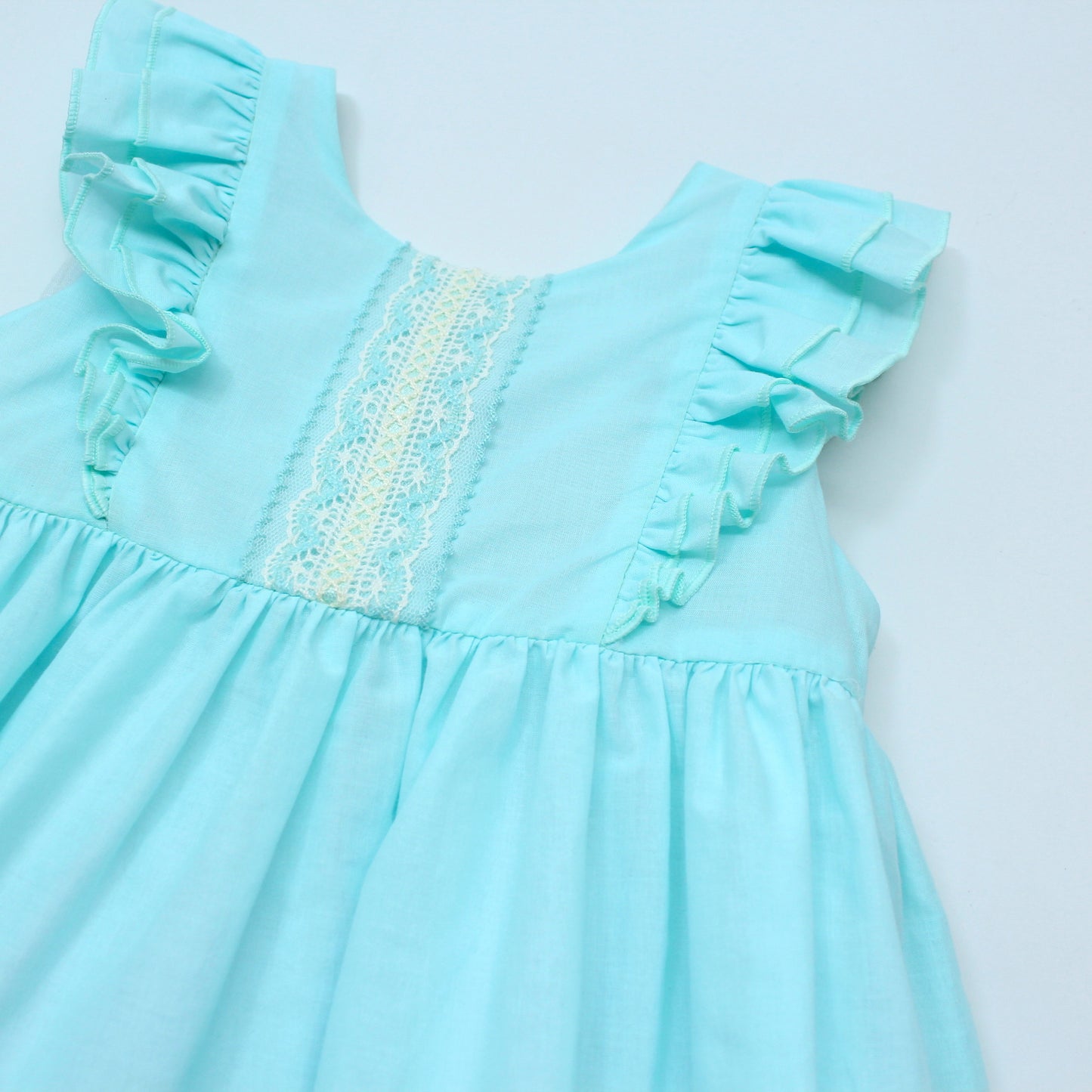 Vestido menta encaje en el pecho y dos olanes