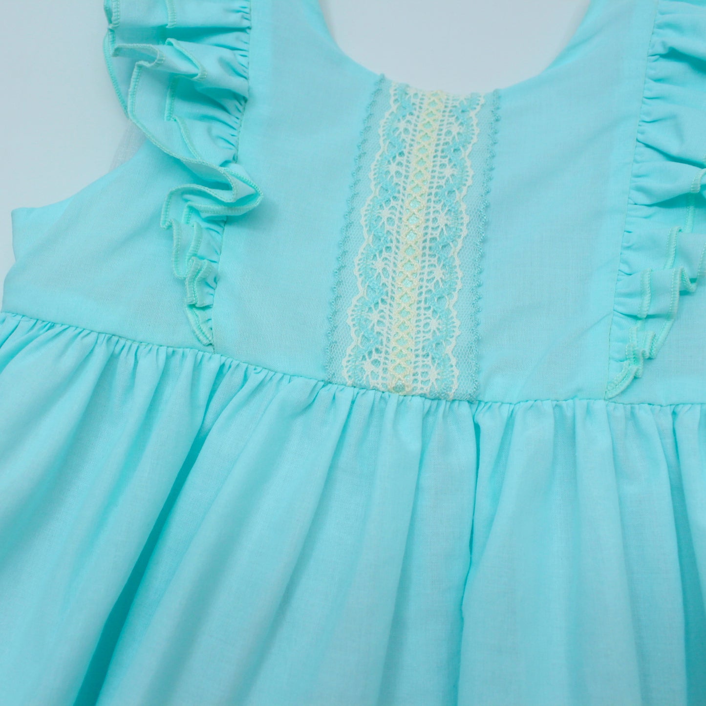 Vestido menta encaje en el pecho y dos olanes
