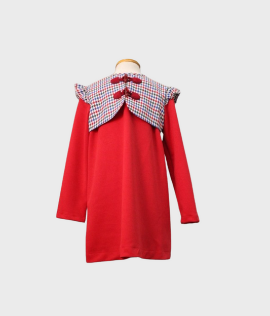 vestido recto con chalequillo y pompones