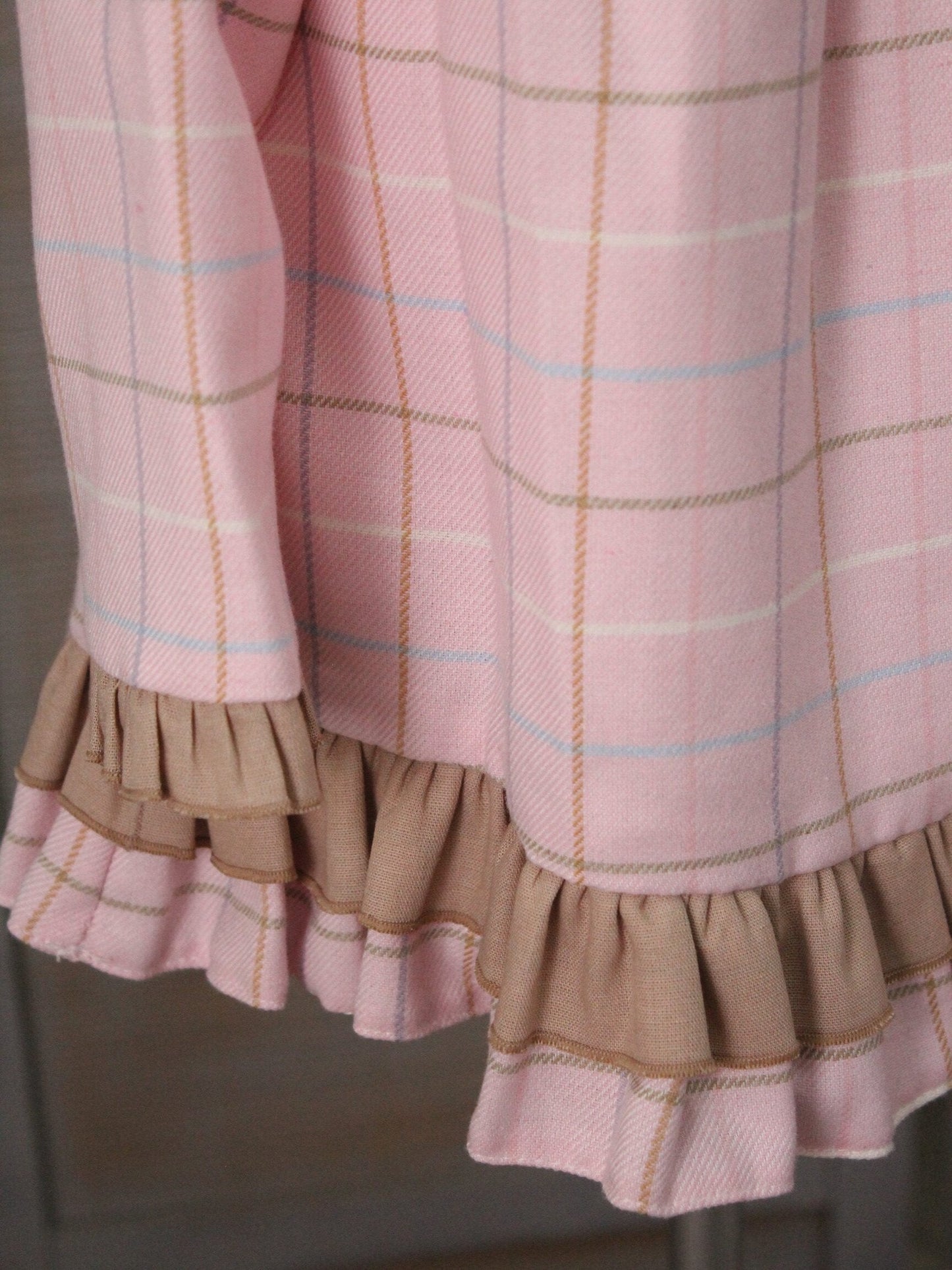 vestido rosa cuadros y olanes lisos, moño en el pecho