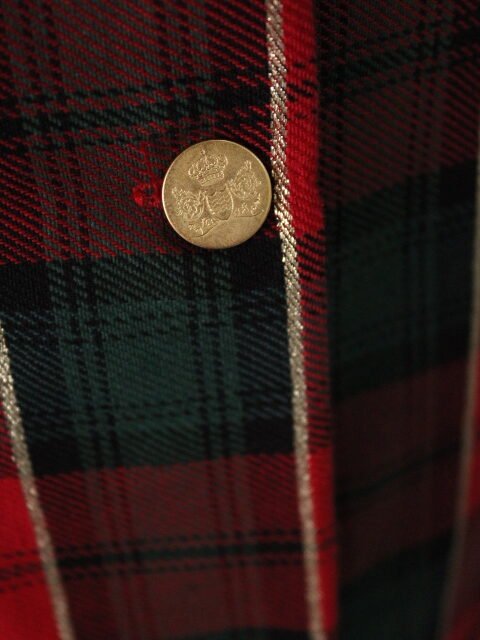 vestido recto de cuadros con volante plisado