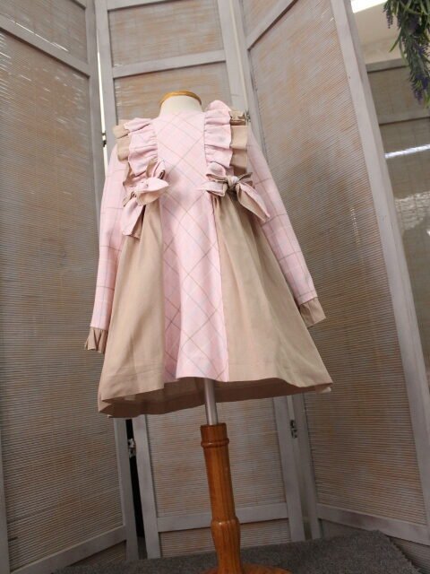 vestido con delantero al bies de cuadro y volante liso