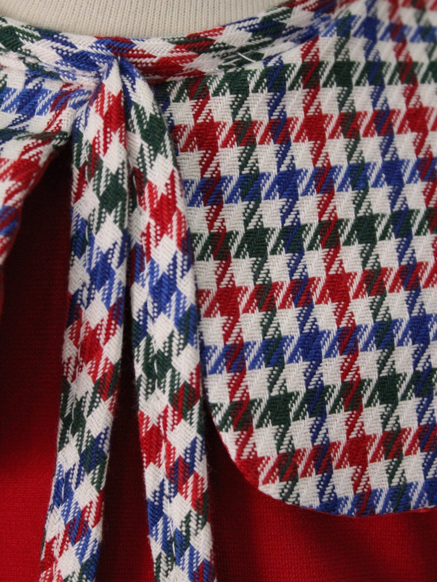 vestido con cuello a cuadros y pompones rojos