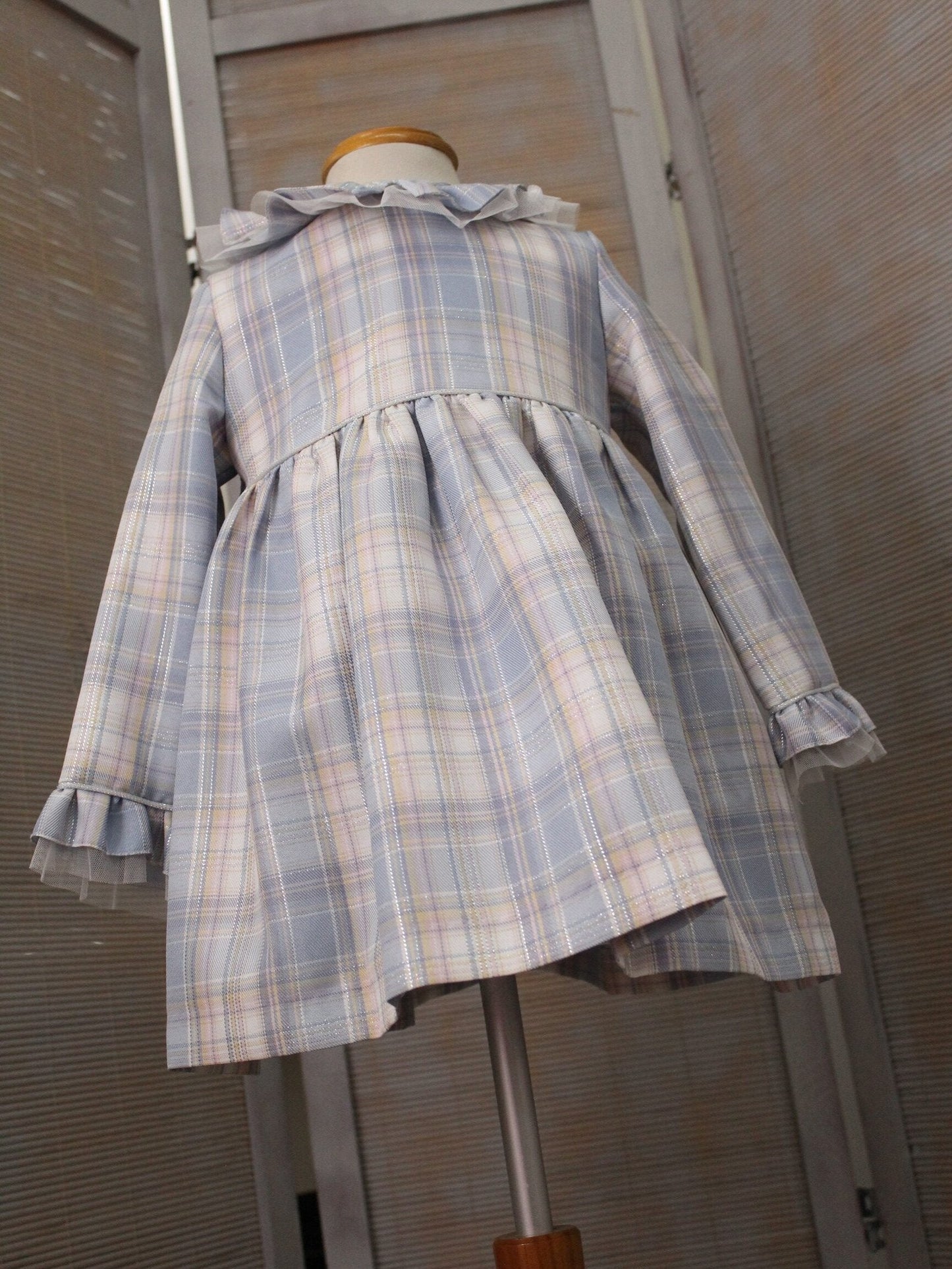 vestido corte cintura alta, cuadros pastel