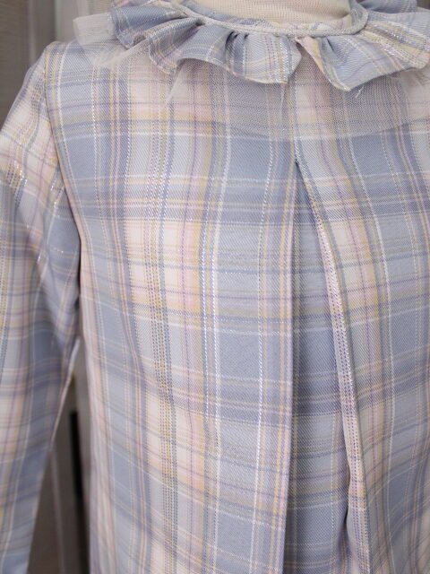 vestido recto de cuadros con tul en cuello, tonos pastel