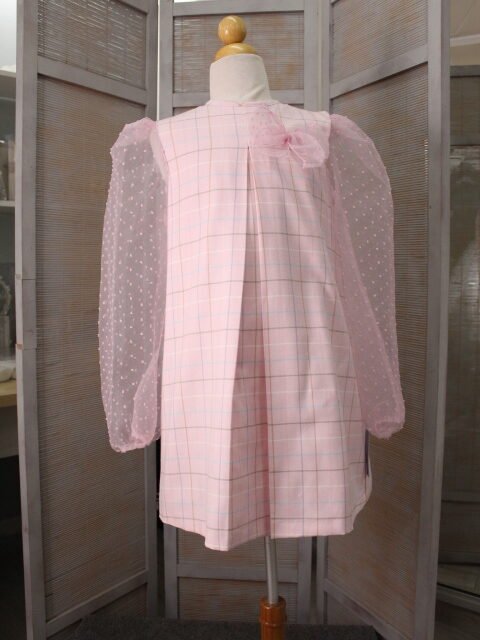Vestido recto con mangas traslucidas de tul plumeti, rosa