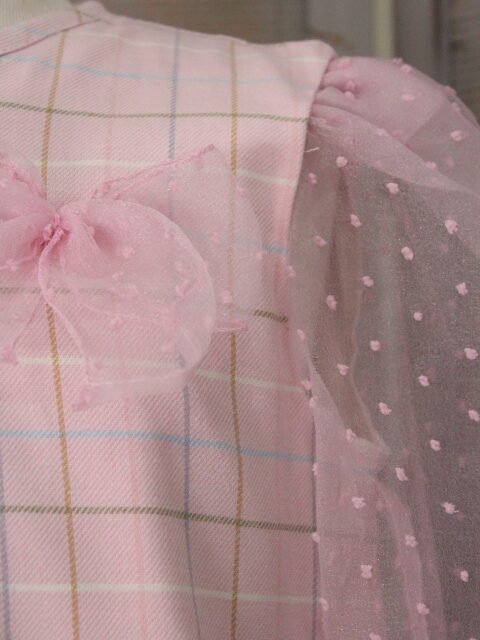 Vestido recto con mangas traslucidas de tul plumeti, rosa