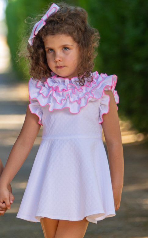 Vestido blanco olanes en cuello y mangas