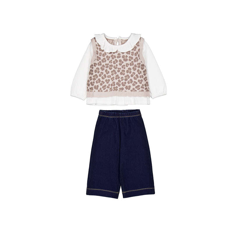Conjunto pantalón y blusa con chaleco estampado nuez