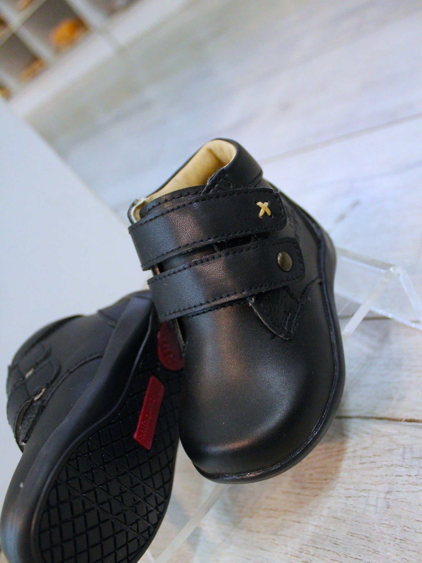 bota negra doble velcro para niño