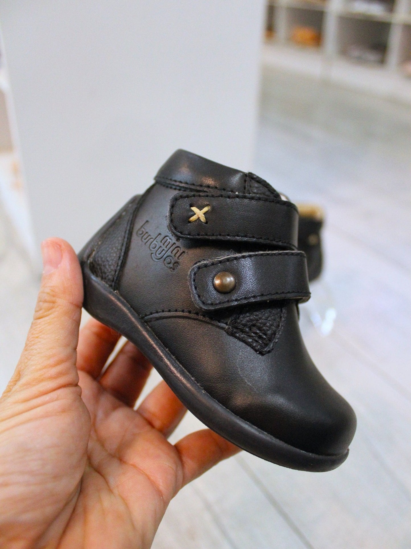 bota negra doble velcro para niño