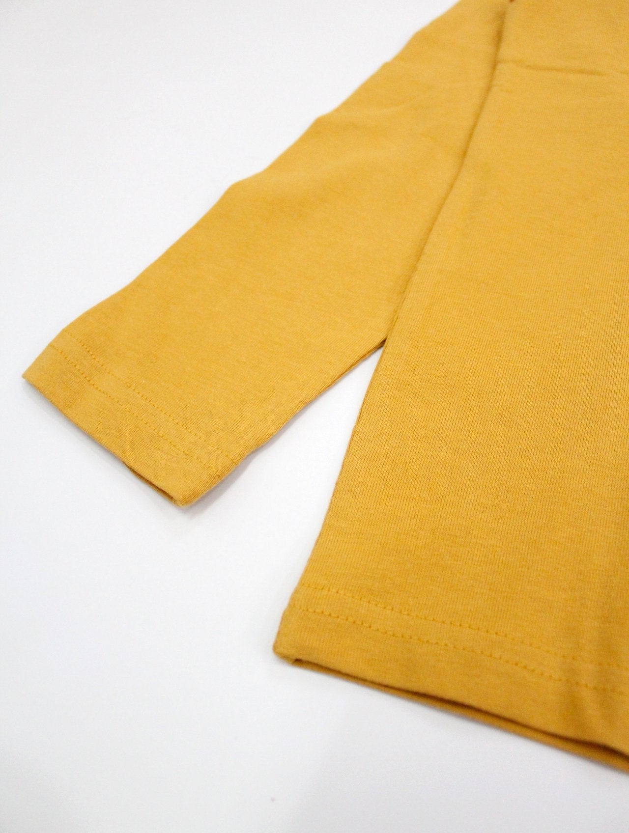 camiseta manga larga color mostaza "we can be heroes"