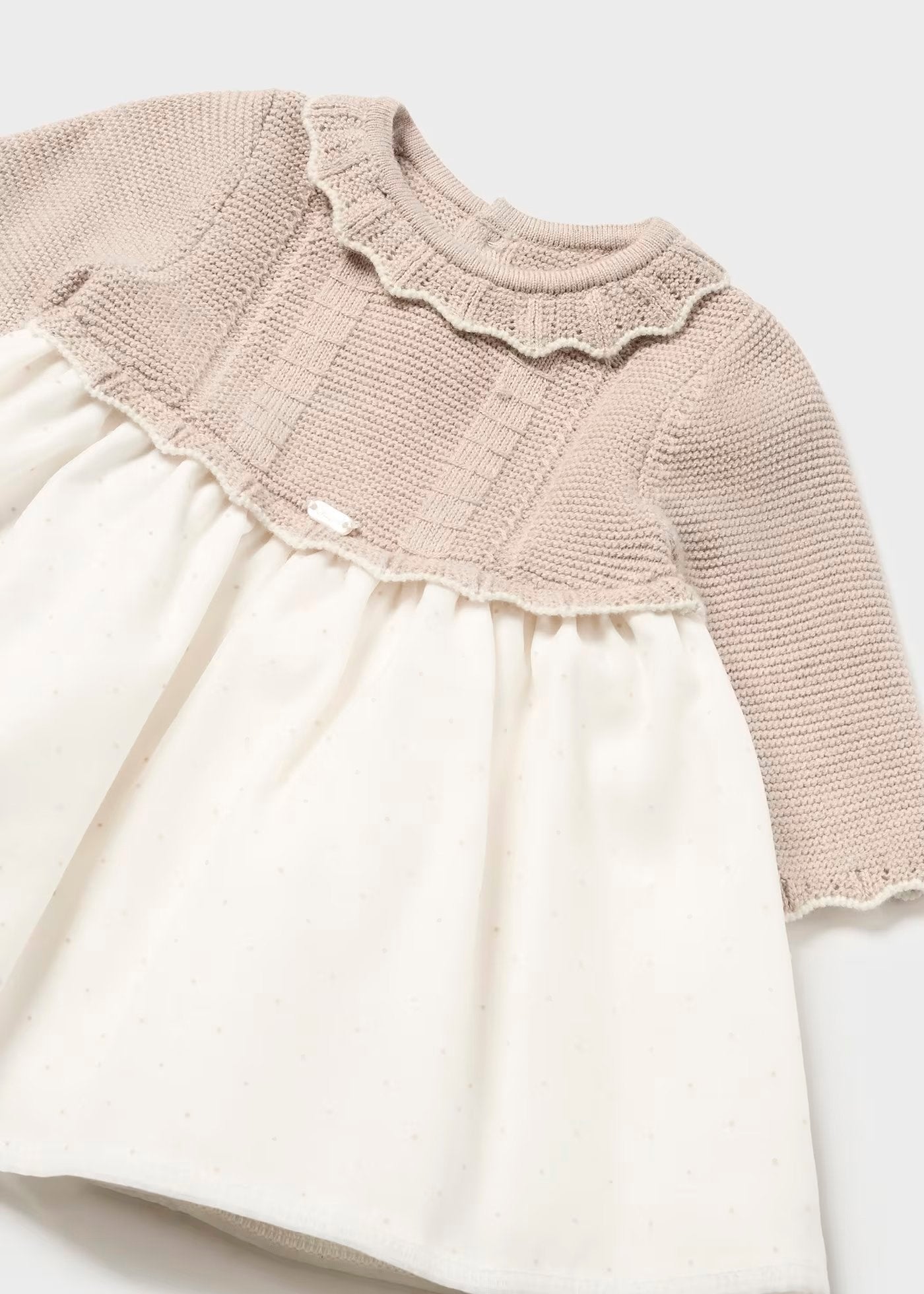 Vestido manga larga tricot, falda de tul color crudo