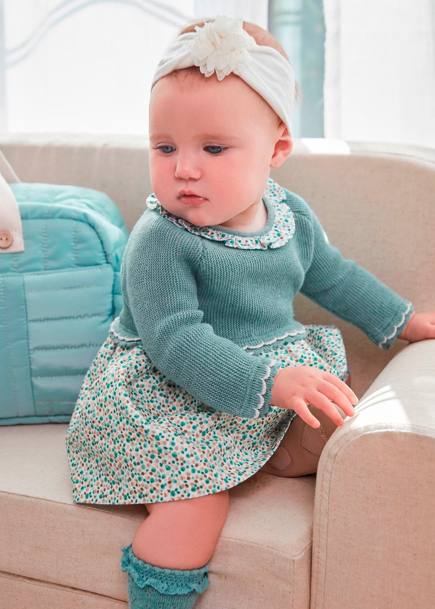 vestido tricot, peto azul, con falda flores de colores