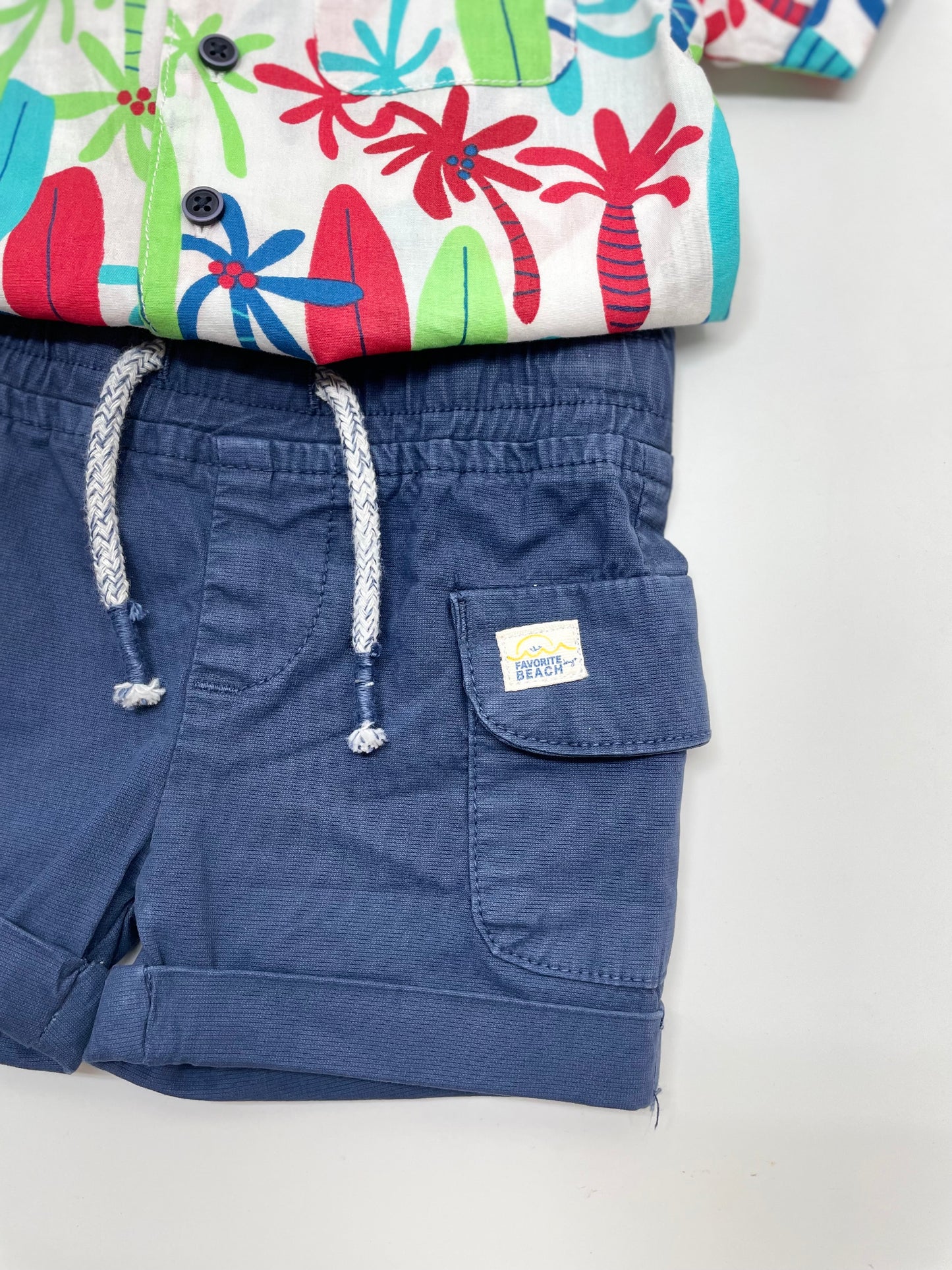Set camisa palmas con short azul bolsas laterales, bebe