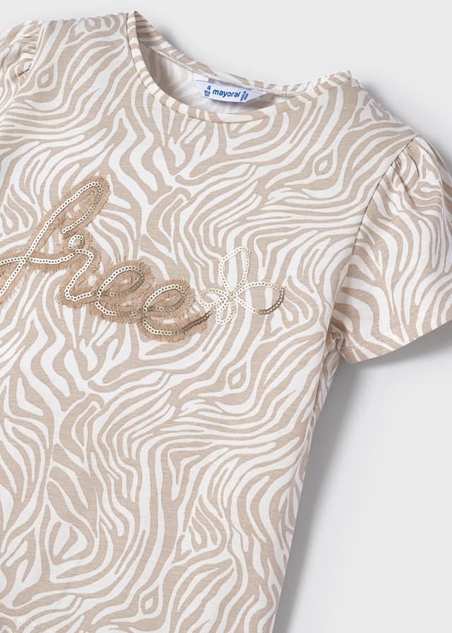 conjunto de camiseta y falda blanca