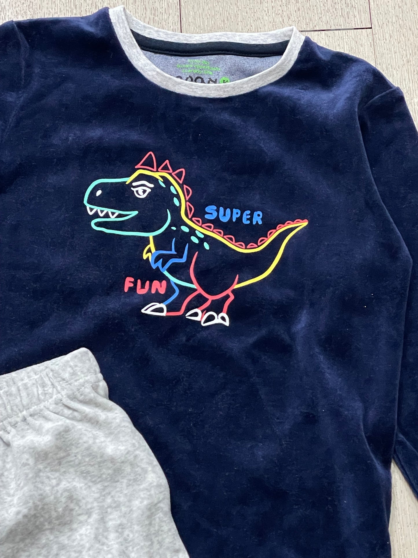 pijama azul de terciopelo. print dinosaurio
