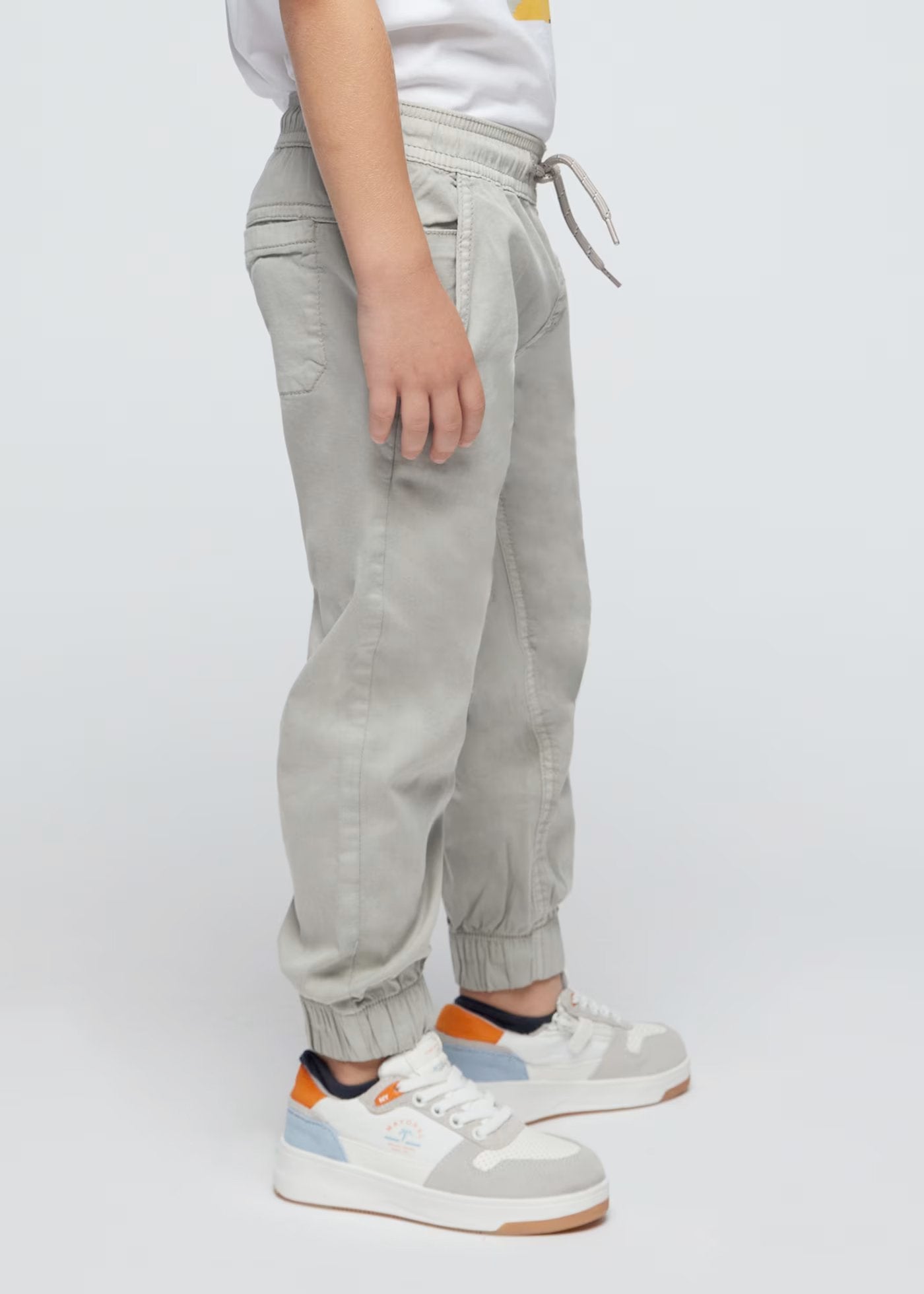 pantalón jogger, color arena, para niño