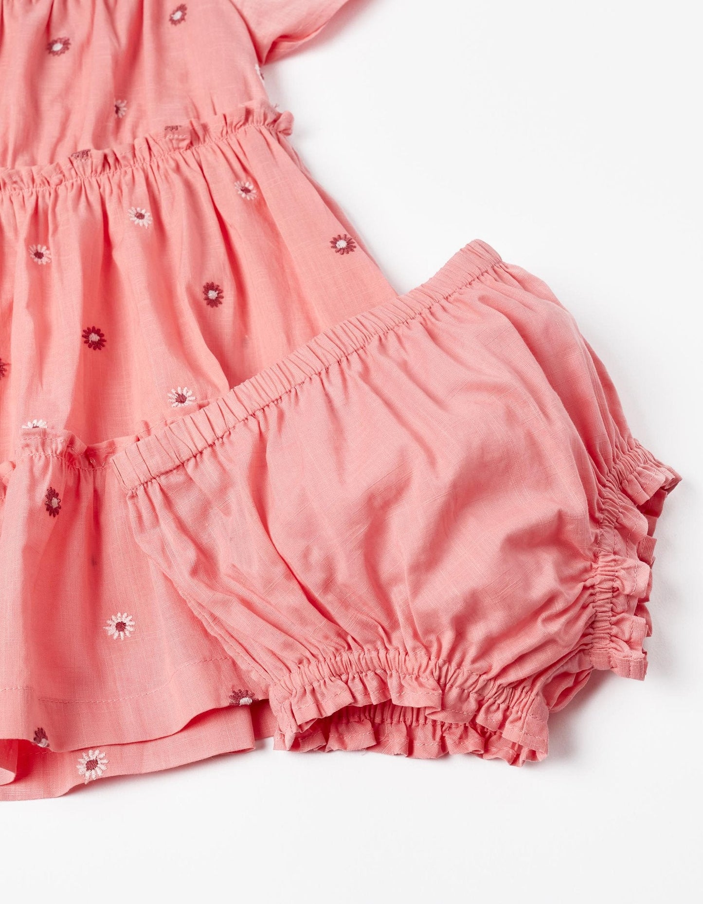 vestido rosa carmín, dos olanes y flores bordadas