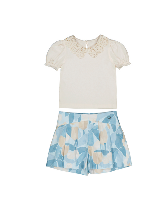 Conjunto blusa blanca, short azul, mayoral