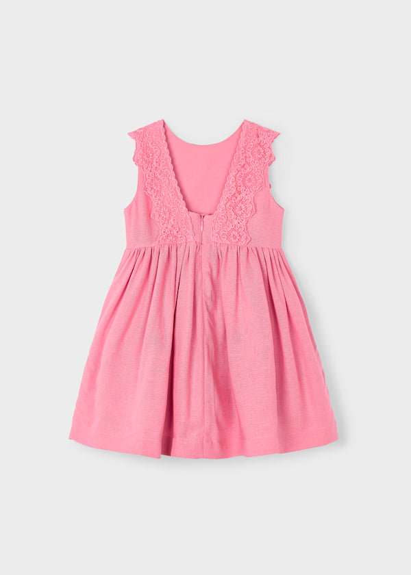 Vestido tono rosado, detalle encaje en laterales
