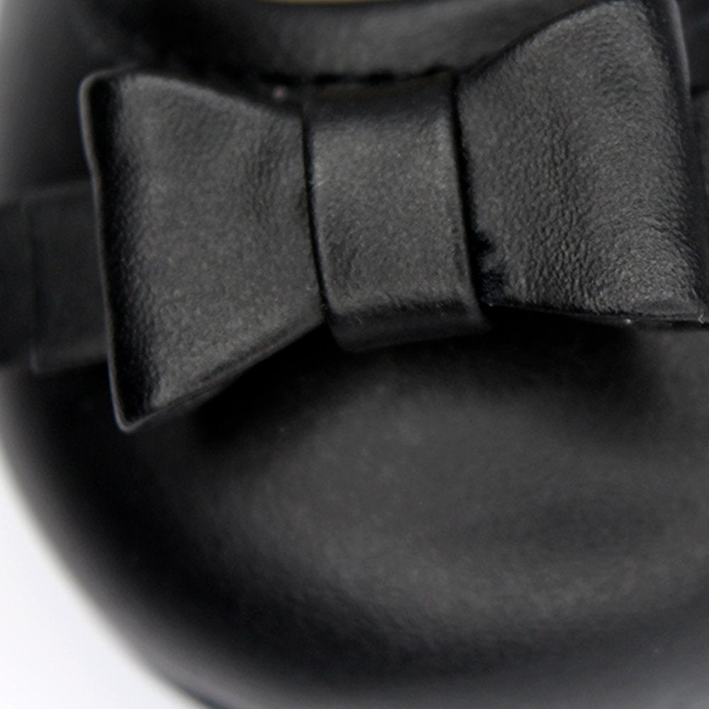zapato de piel negro. con moño y hebilla