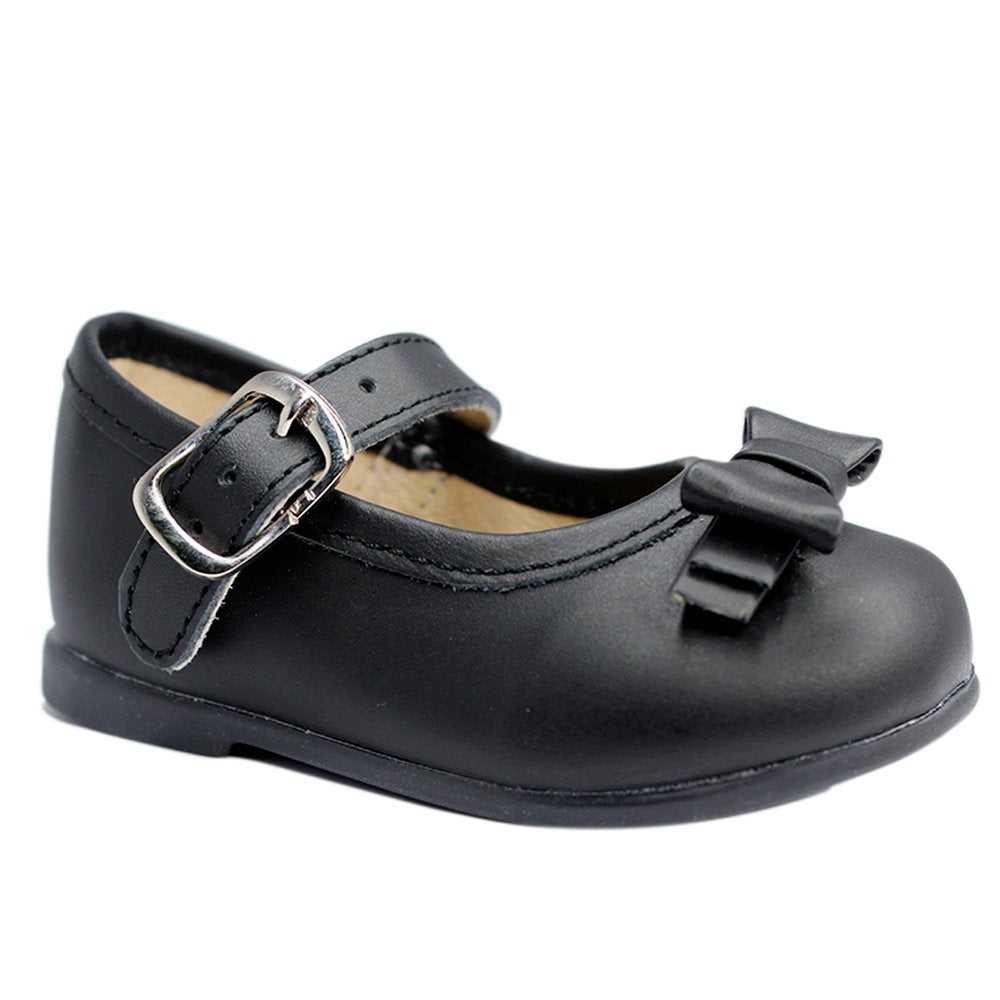 zapato de piel negro. con moño y hebilla